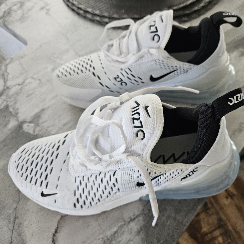 Nike Women air max 270 size 7
